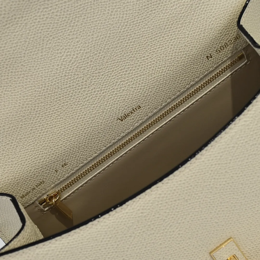 Valextra, the name of Italy's beloved horse, Iside is Val. One of extra's most iconic designs. There is no obvious logo, but the simple collective line design is very recognizable, full of architectural art, and shows a capable and intellectual style. It is made of imported palm-print lining cowhide, with up to five stitches of handwork, and the shiny oil edges test the skill of the craftsman. Large size: 26cm model 6627#